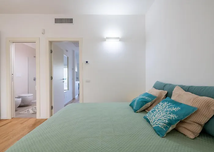 דירה Maison Blaesia - Beachfront Modern Sea Loft בארי