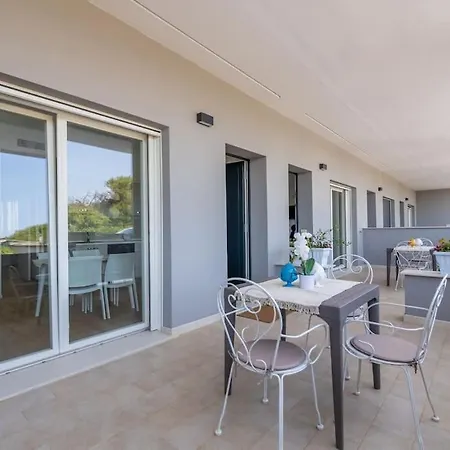 Apartamento Maison Blaesia - Beachfront Modern Sea Loft *