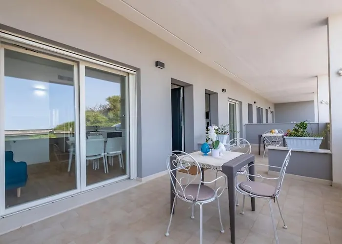 Apartament Maison Blaesia - Beachfront Modern Sea Loft *